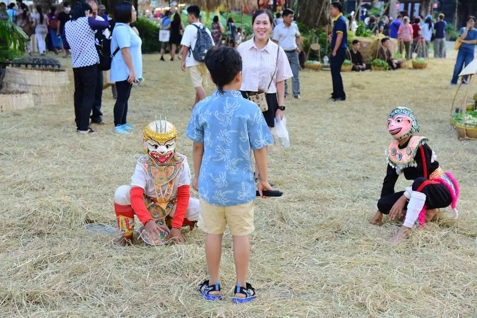 Suasana pengunjung menikmati event lokal di ruang terbuka