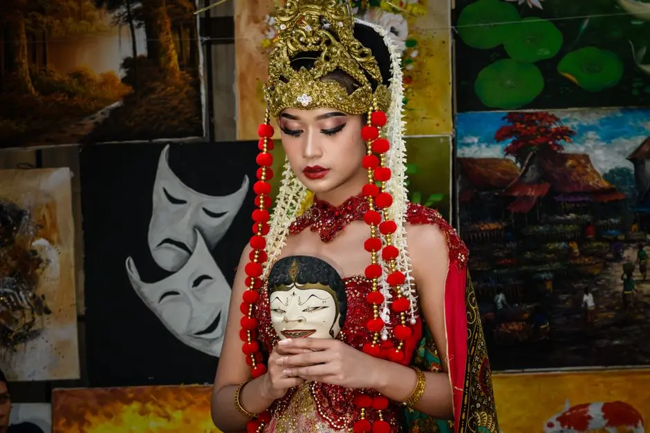 alt deskriptif Indonesia: Wanita Indonesia berdiri di depan cermin sambil memegang pakaian semi-formal